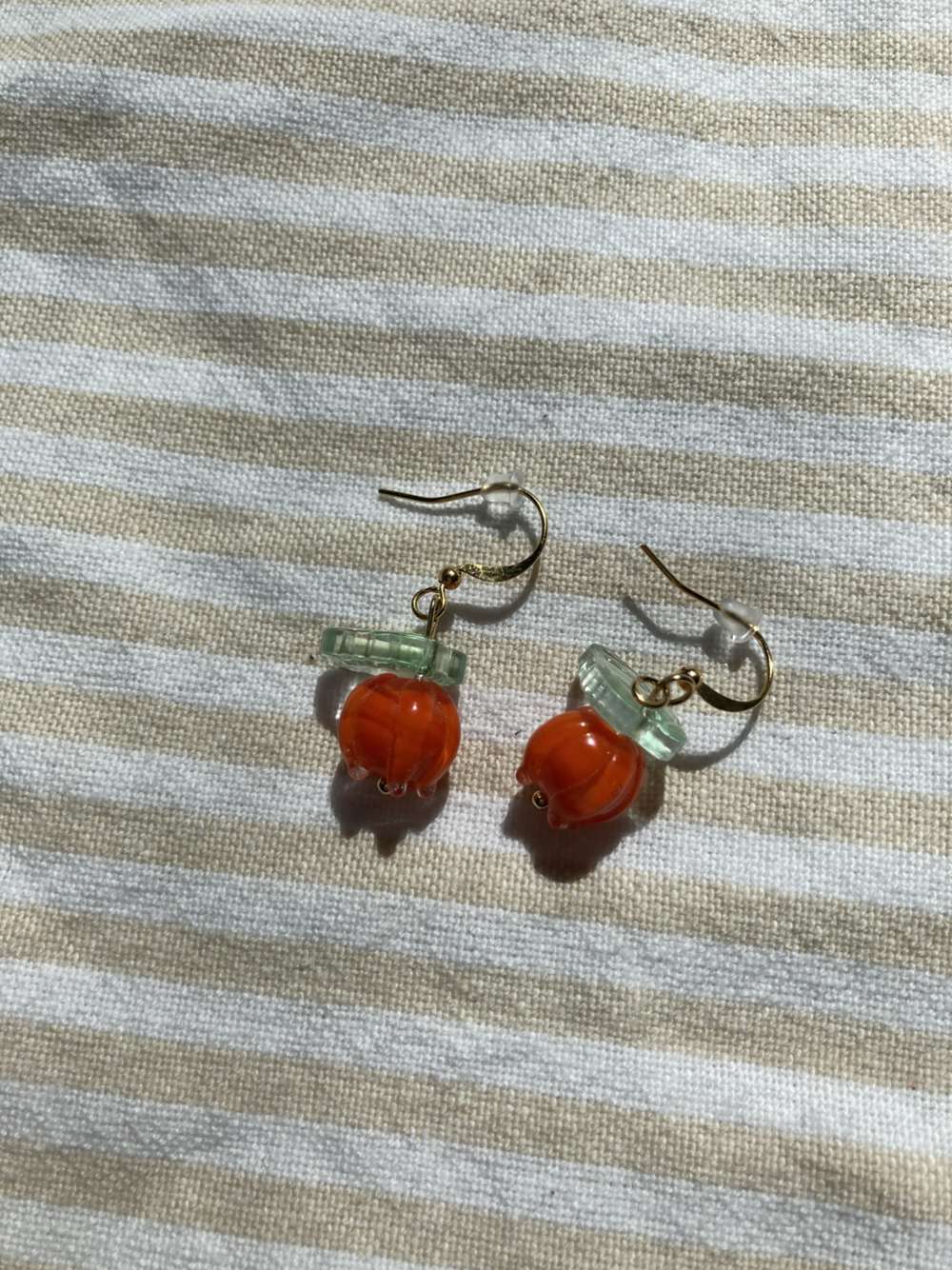 Oransit nuppu kukka korvikset (kullan väriset)