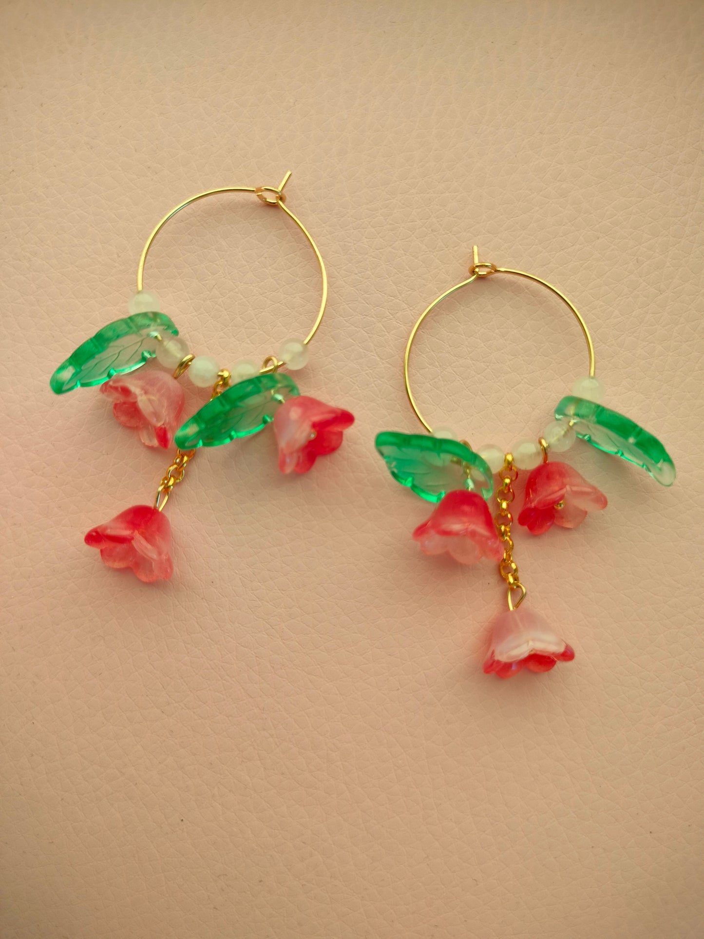 Isot lasikukka korvikset punaiset