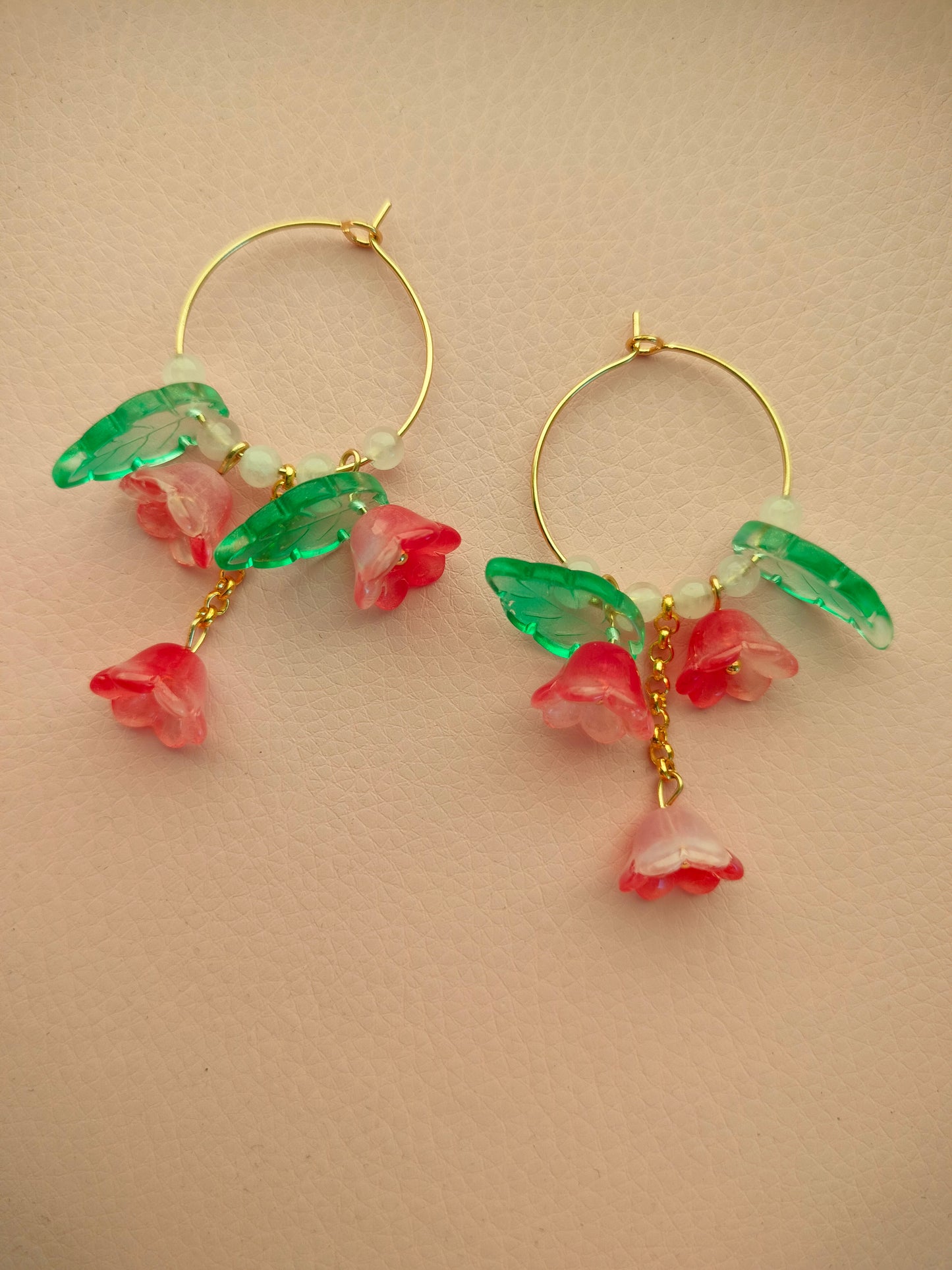 Isot lasikukka korvikset punaiset