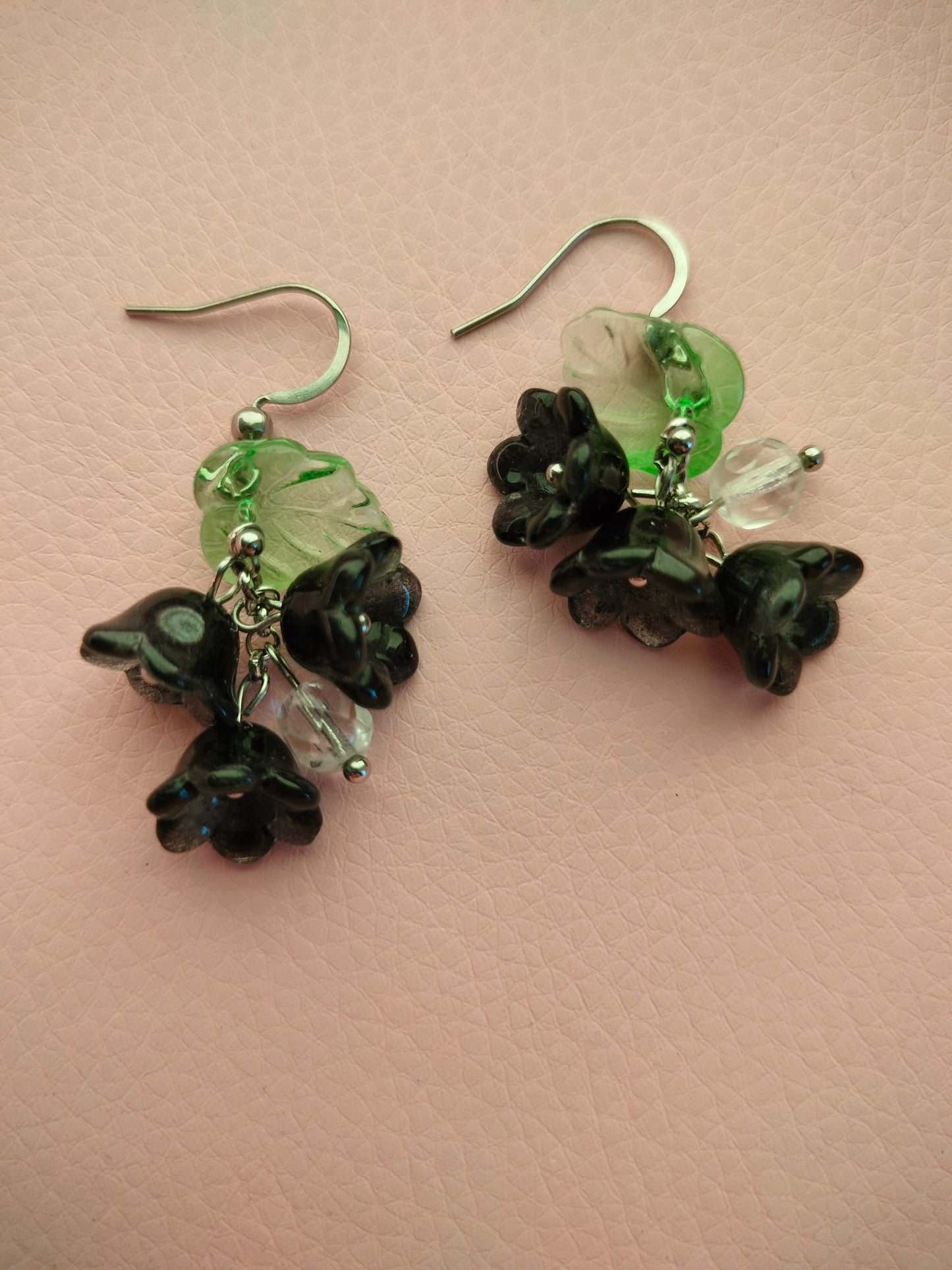 Mustat lasikukka korvikset