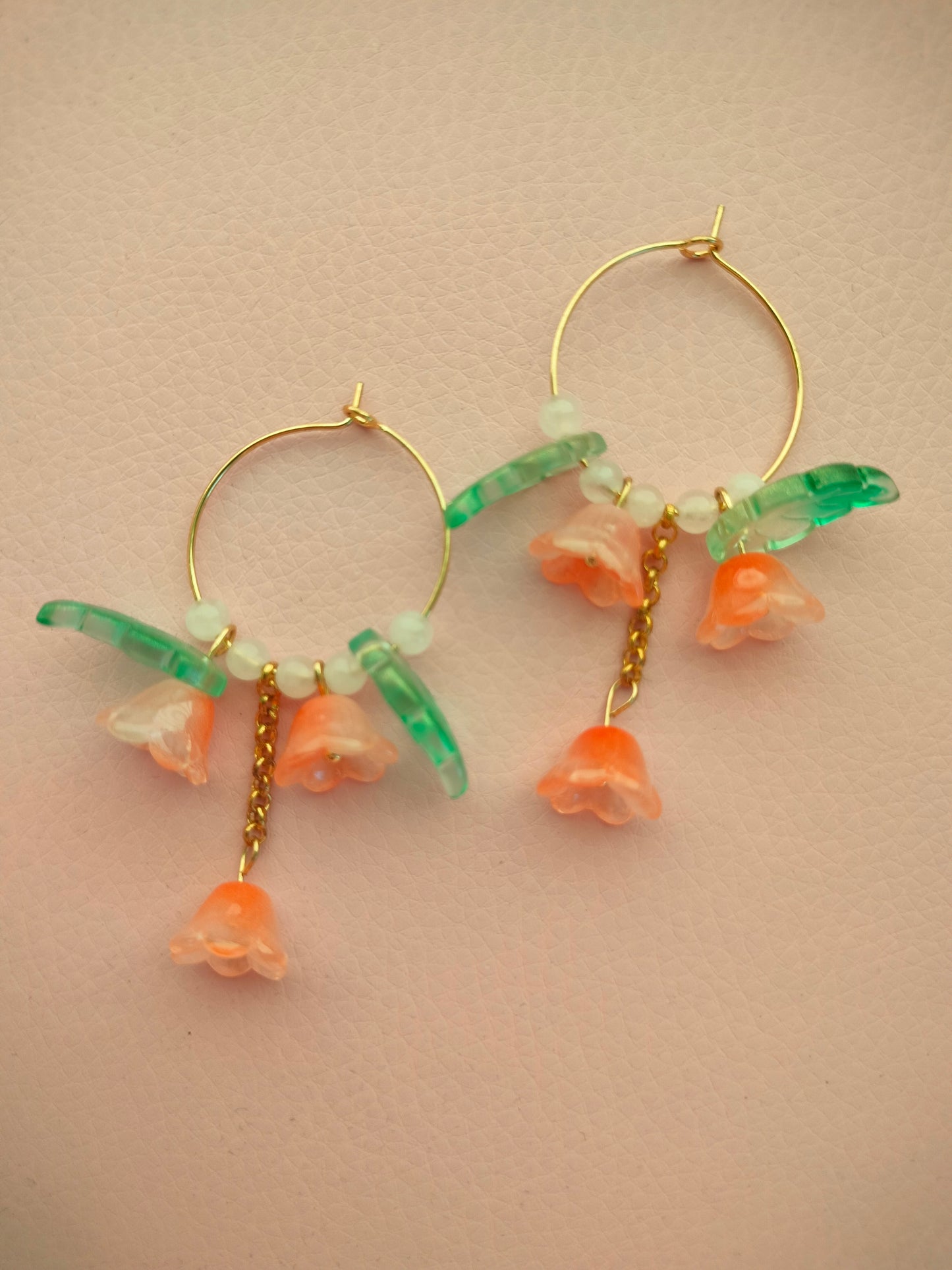 Isot lasikukka korvikset oranssit