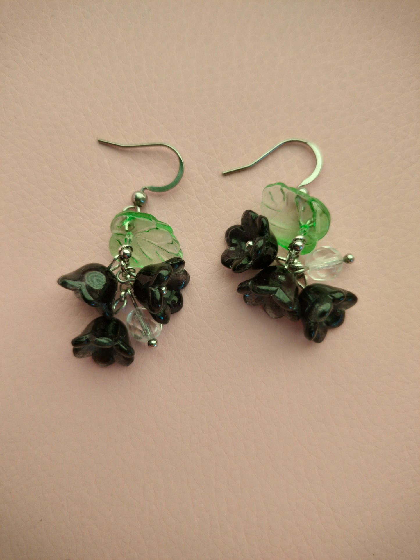 Mustat lasikukka korvikset