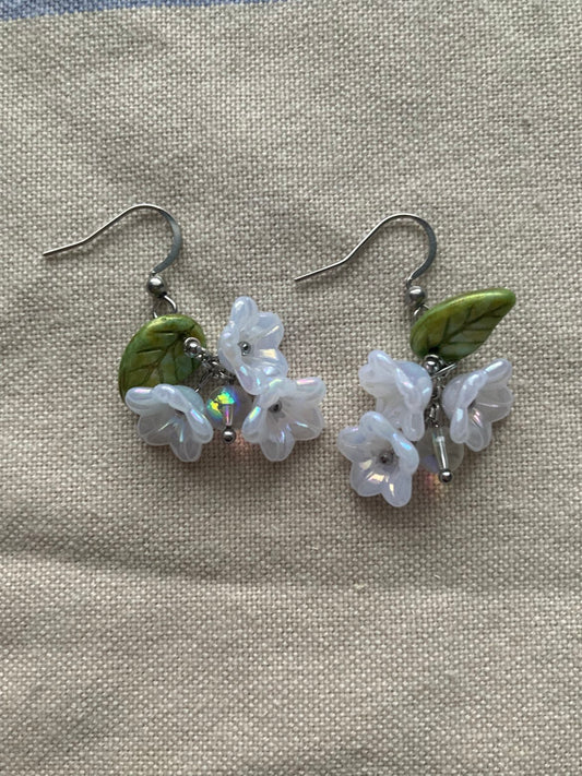 Valkoiset kukka korvikset hopean väri