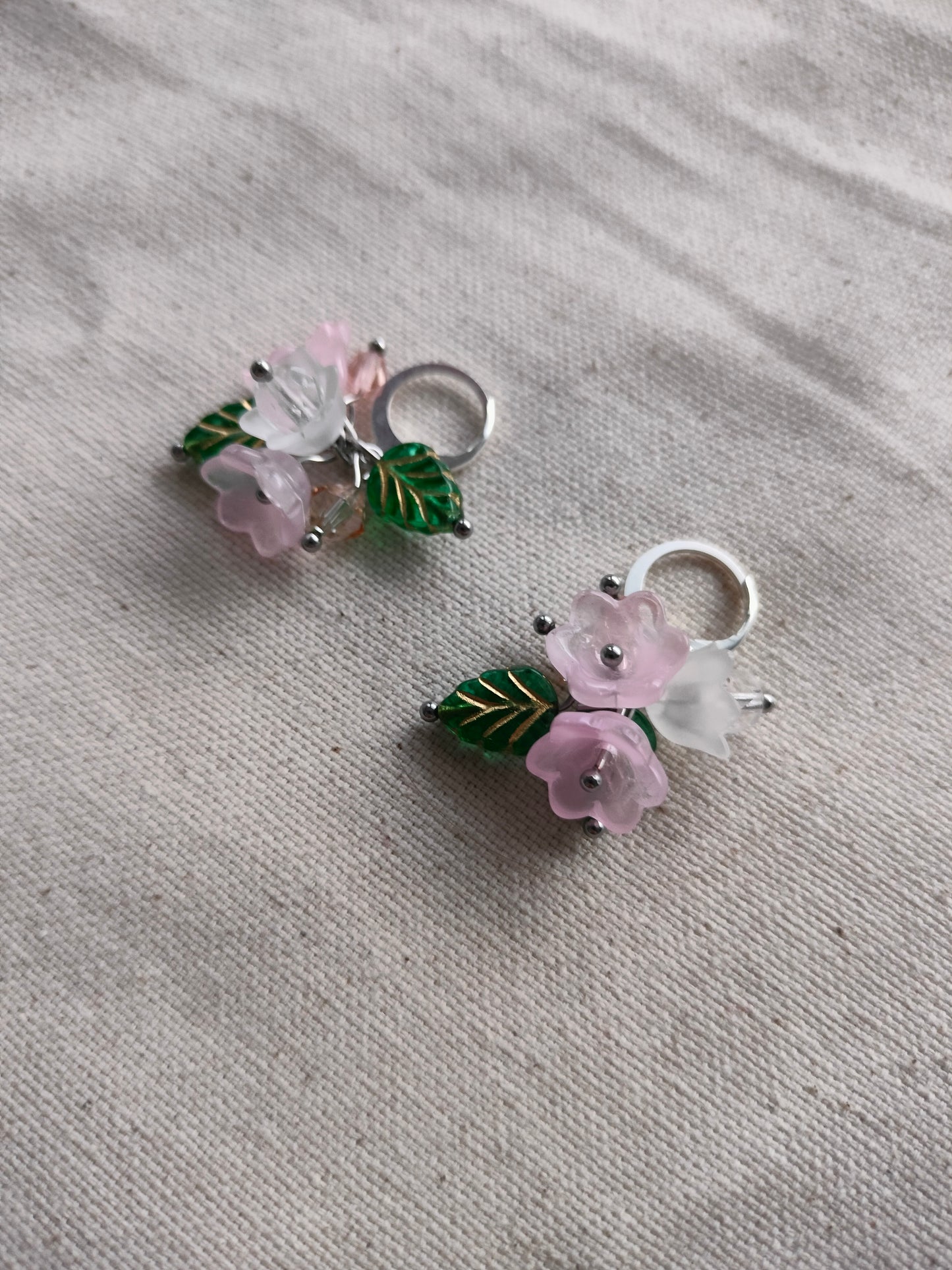 Pinkki valkoiset kukka korvikset