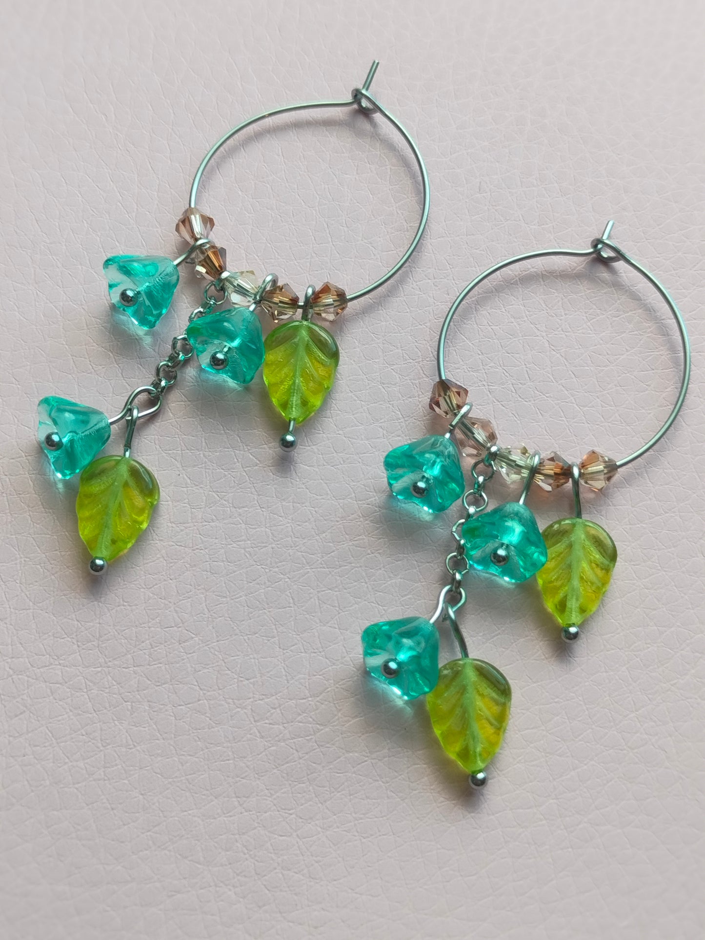 Siniset kukka korvikset roikkuvat