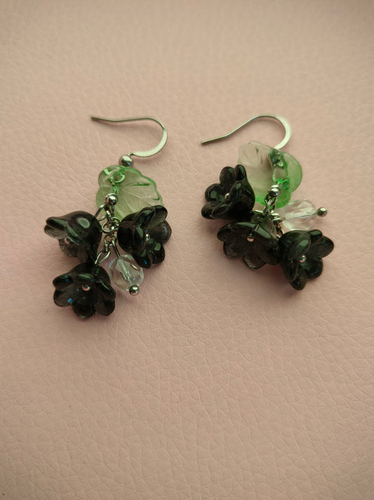 Mustat lasikukka korvikset