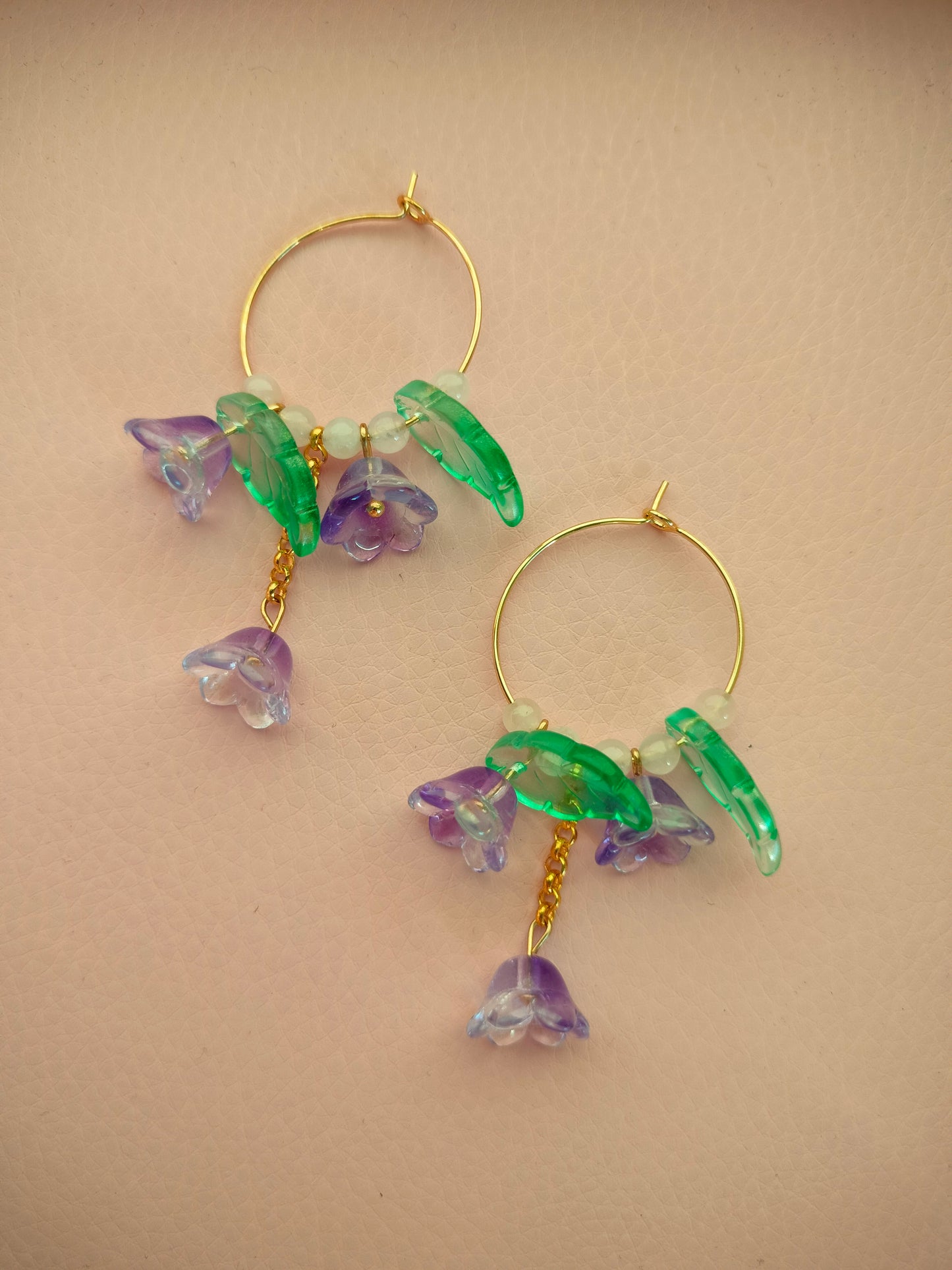 Isot lasikukka korvikset lilat