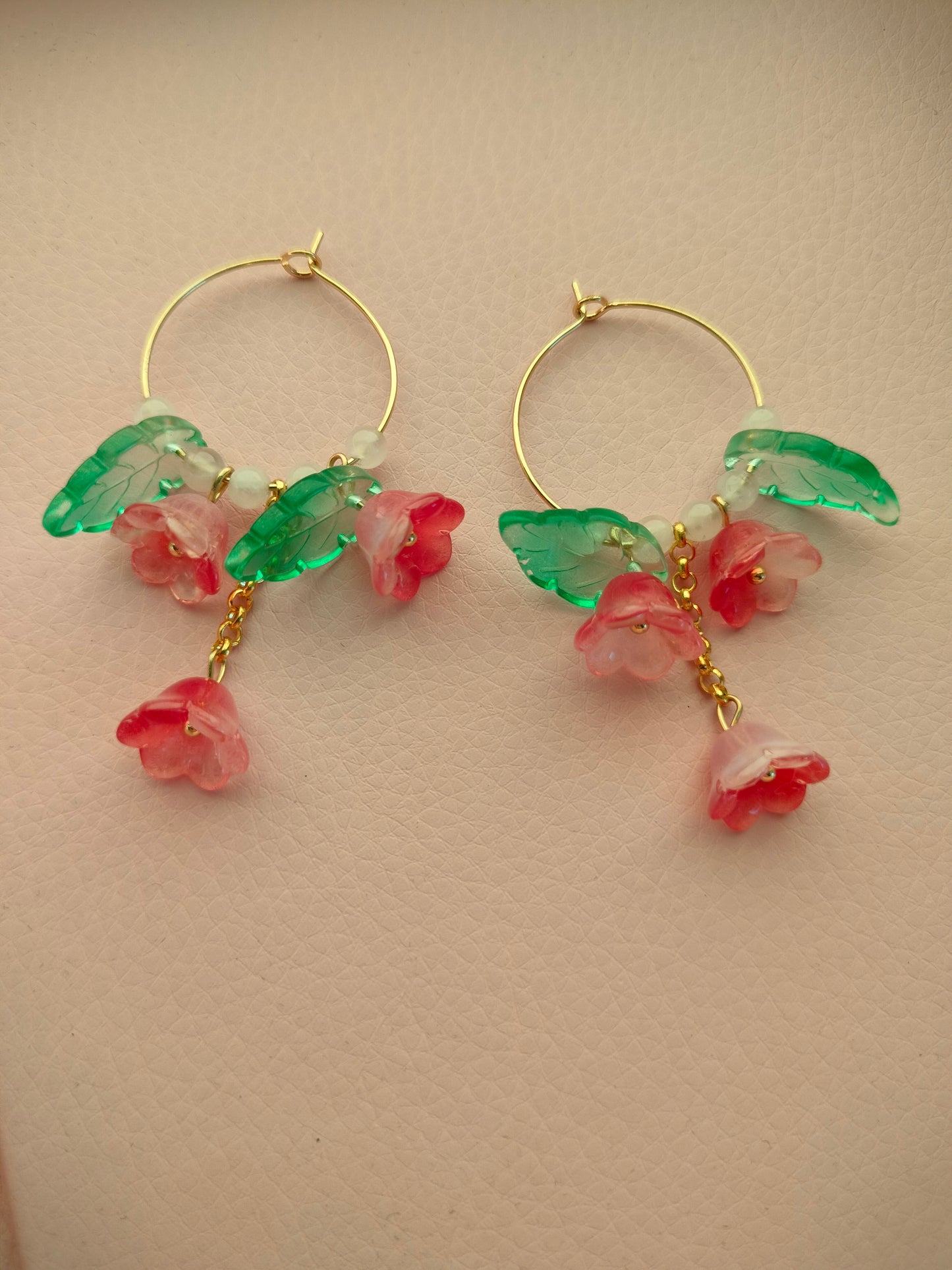 Isot lasikukka korvikset punaiset