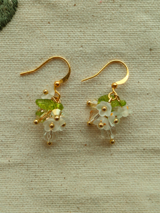 Köynnös kukka korvikset valkoiset