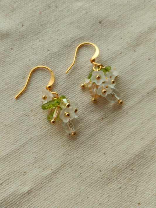 Köynnös kukka korvikset valkoiset